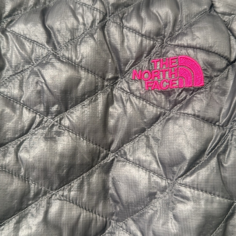 The North Face Woman’s lightweight Insulated Puffer Jacket Gray size extra Small - Picture 4 of 5